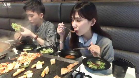 和妹妹吃大餐 嘿嘿 2017-11-29 21点场