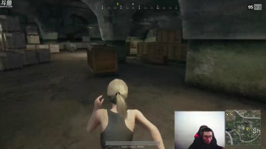 你趴着不动我就不重锤你了吗？小老板你皮的没边了！