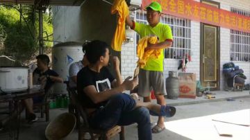 带着一群瓜皮去干塘。 2017-05-28 11点场