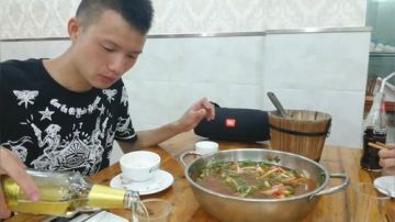 杀青咯，吃点自贡美食。 2017-06-06 20点场