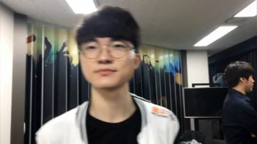 SKT直播faker：正在直播 2017-06-14 18点场