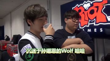 为什么先手们聚到显示器前呢？