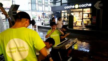 武汉光谷步行街，周末不下雨的话 2017-06-25 17点场