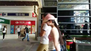 武汉光谷街头，大脸王者来袭 2017-07-11 13点场