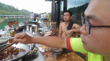 水友来了吃养殖鱼。 2017-08-06 17点场