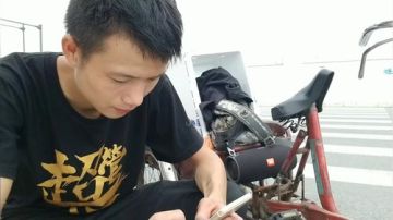 《创业》靠双手赚钱为大家买iphone8 2017-08-07 17点场