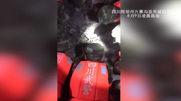 独家视频：首批武警部队进入震区救援 发现女性遇难者