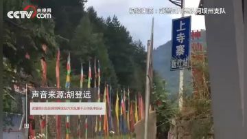 震源中心附近独家画面 上寺寨多处巨石滑落车辆被砸