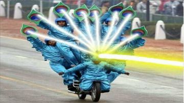 三锅神阅兵，一个摩托载一个连，各种叠罗汉！