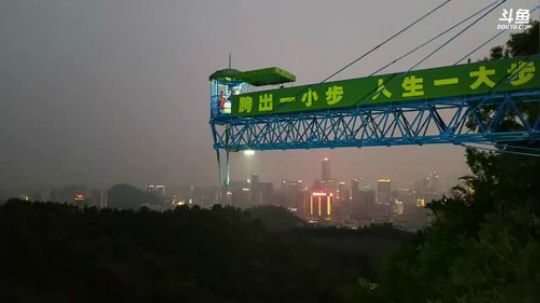 下午五点老二和萝卜挑战蹦极！ 2018-01-01 17点场