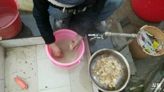 干锅河蚌美滋滋。 2018-01-24 15点场