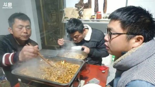 干锅河蚌美滋滋。 2018-01-24 17点场