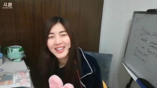 娜娜：电脑嗝屁了～上不了课了，那干嘛呢 2018-01-30 10点场