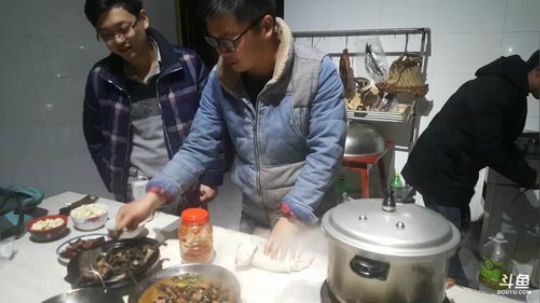 讲个笑话，老二下厨做菜。 2018-02-07 18点场