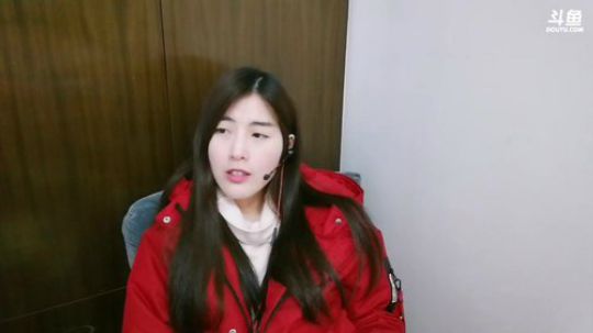 娜娜：大年初一，大家买新衣服了吗 2018-02-16 21点场