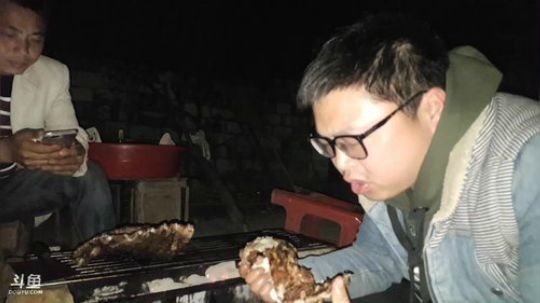 老二一个人挑战一头猪？ 2018-02-23 18点场