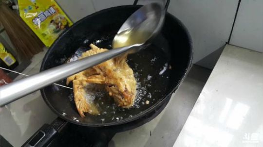 美食:干锅猪肚红烧鲤鱼。 2018-02-24 15点场