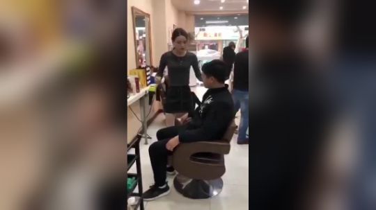 这家理发店在哪里 请告诉我