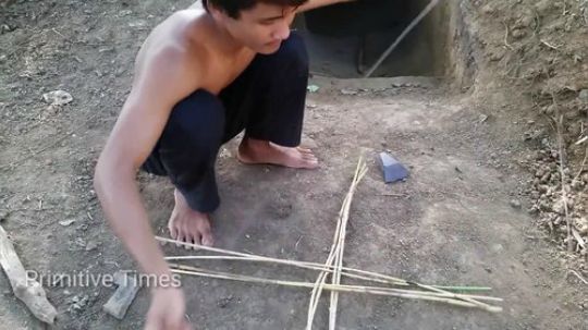 原始生活_ 穴居小哥的野外生活