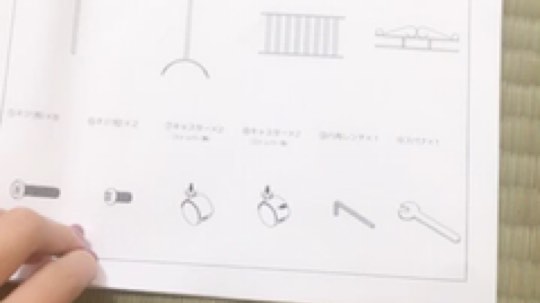 屋外狂风大作，大雨倾盆……屋内的16在装衣架，小裙子们可以拿