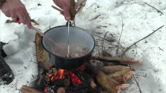 【Bushcraft Bear】冬季野外厨房之匈牙利浓汤 -
