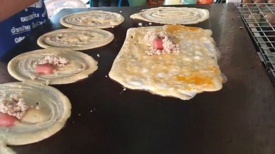 【泰国美食】煎饼，不公平为什么你那块的肉肉会那么多！