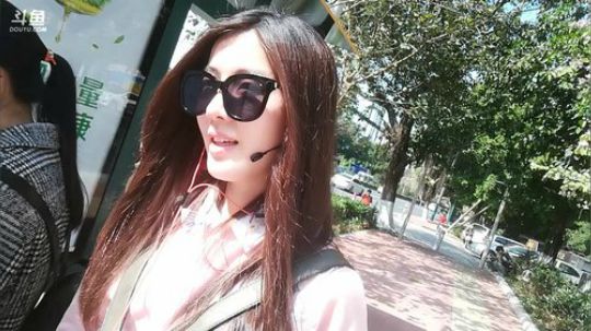 娜娜：墨镜是不可能摘的了～ 2018-03-21 14点场