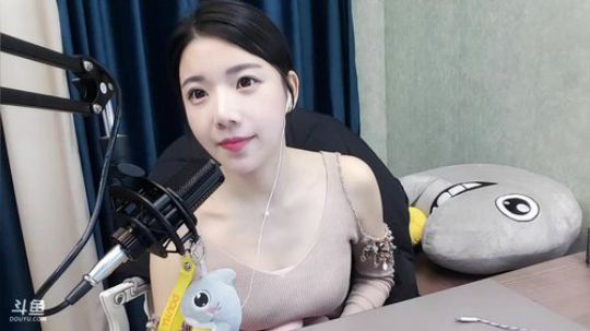 丽亚celiahunne_小姨子:周六了好帅啊 2018-03-24 21点场_斗鱼视频