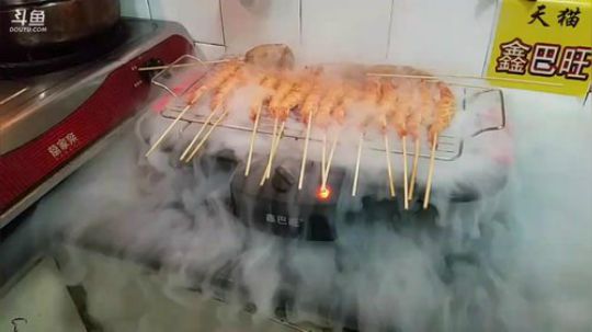 我在斗鱼看鬼豪户外直播美食