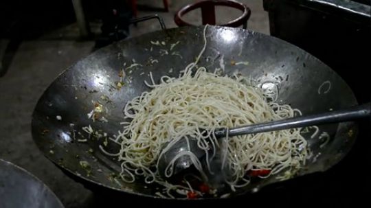 印度街头炒面：是不是不颠勺就不会炒