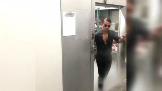 戏精撒盐哥切个牛排全身都充满了戏