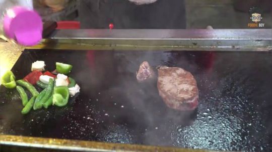 看着这煎牛排了，口水跟着肉汁一起流下来
