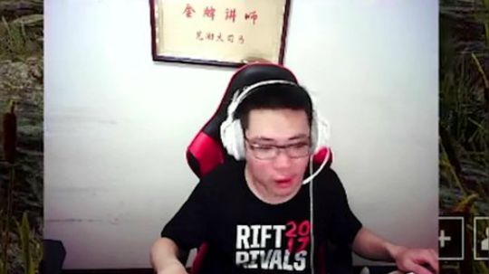 开车撞人多孬哦，轧到伏地魔不算