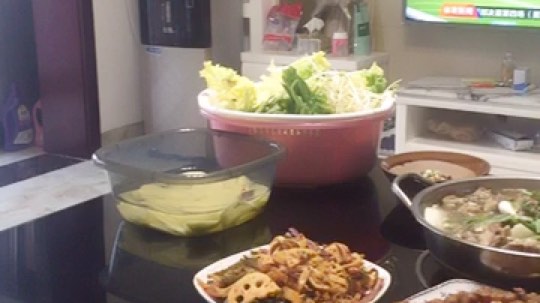 今天朋友家请客吃饭.