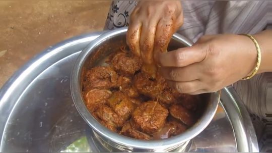 印度村食品厂 大炸鱼食谱由我的家人在我的村庄烹饪 蛇鱼咖喱
