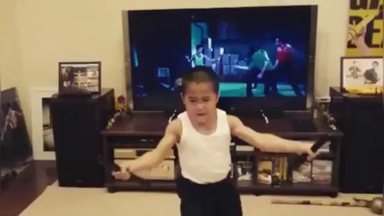 分毫不差!小学生双节棍出神入化还原李小龙经典!