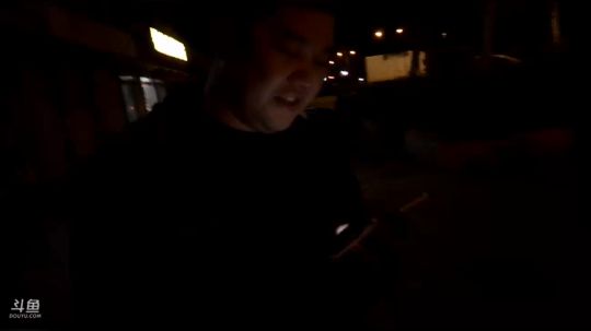 老表：小区停网停电，手机聊会天就下了！ 2018-04-15 22点场