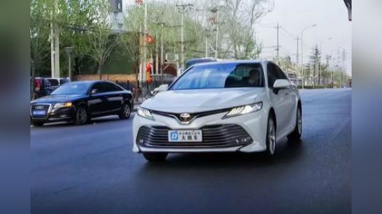 除了噪音大怠速抖，新凯美瑞整体驾驶很像欧洲车！
