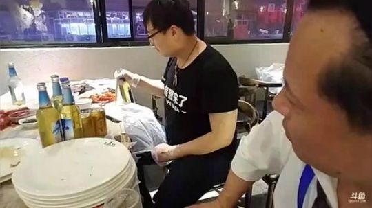 我在斗鱼看鬼豪户外直播美食