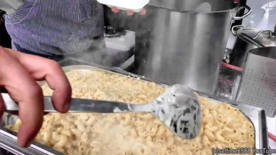 【各国路边小吃】伦敦美食 制作巨型奶酪通心粉