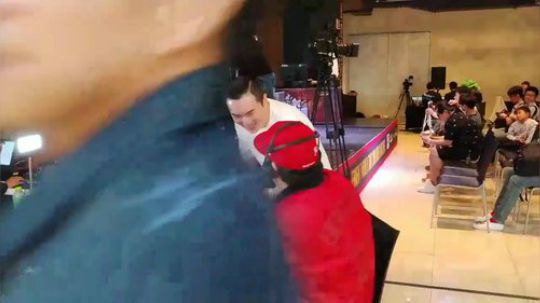 这是我见过最猥琐的暖男!棒豪帮卡普空官方解说准备惊喜蛋糕!