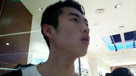 艺帝帝武汉羞涩户外？ 2018-04-30 20点场