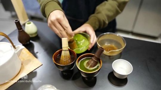 【各国路边小吃】日本五十铃抹茶粉做的手打奶茶
