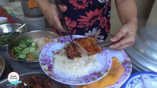 【各国路边小吃】路边的鸡扒饭 分量很足啊