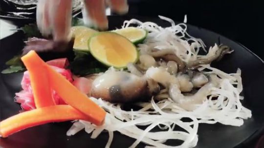 实拍越南餐厅也学韩国吃鲜活海鲜！活章鱼直接丢在酒杯里！