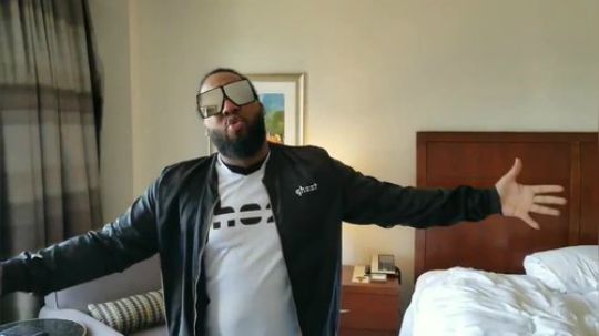 高兴得像个300斤的孩纸!黑加米载歌载舞庆祝29岁生日!