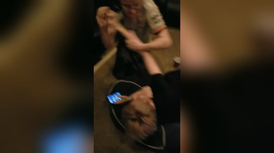 霸王硬上弓!大乱斗冠军强行给欧洲之王脸上画胡子!