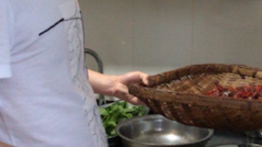 快炒熟的时候放干海椒 花椒 蒜 姜