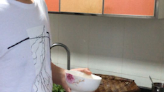 佐料放好后 开始焖料酒盐巴 耗油 我还放了点火锅底料 放了一
