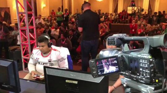 大叔泪目!德州CPT决赛全场观众自发帮陷入绝境的小鲜肉打气!